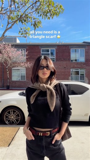 tiff.gif 🍒 petite fashion on Instagram: "Best winter trend ❄️ . . . #trianglescarf #wintertrend #scarfhack #winteroutfit"