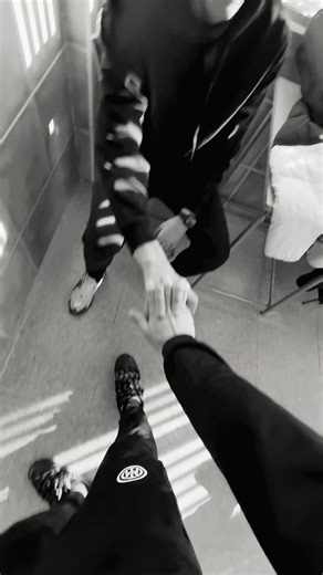 Saludo con la Mano Izquierda: Un Gestos de Hermano