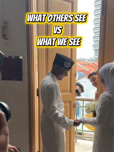 Wondered what a wedding ceremony at the iconic Sultan Mosque looks like? ✨ Planning your solemnisation here is a beautiful experience, and our fun, friendly team ensures a smooth and seamless journey from start to finish. We handle the angles; you enjoy the moments. DM us to learn our Photo & Video packages! 📩 Wedding of Qamarul & Quratu’ Aini 💍 Photo Video @clearlensproduction Nikah outfit @exclusivenabilazulkipli Henna @s4bzhenna #singaporeweddingphotography #weddingphotography #singaporewed
