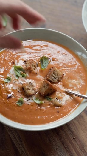 Cette soupe de tomates rôties au basilic est irrésistible 😱 La recette ici : https://www.instagram.com/reel/CvFfulyvhZR/ | Marmiton