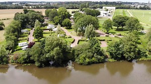 [🏕 Camping de l'Hippodrome 🏕] Le Camping de Sablé-sur-Sarthe vous accueille tout au long de l'été ! Découvrez ses infrastructures et son cadre en bord de Sarthe qui en font le lieu idéal pour découvrir la ville de Sablé-sur-Sarthe et sa région 👉 Plus d'informations et réservations : https://bit.ly/3rrsJ3e | Ville de Sablé-sur-Sarthe