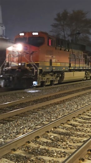 BNSF Dual-Power Knocking Down the Signal!