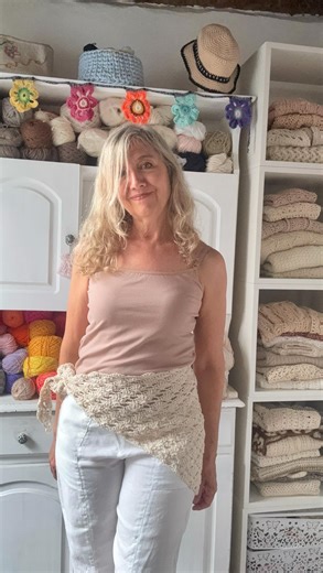 Stella Maris Botella- Diseñadora Crochet on Instagram: "📣Acá está mi regalo 🎁 Para Vos💪💫 📌Lo encontras en mi canal de Youtube y en el final el gráfico. ✨El pañuelo Boho fue pensado para lucirlo en la cintura, con traje de baño, con un look urbano o en el cuello. 🧶Es Romántico ❤️, simple y sobre todo fácil. 🧵Es un accesorio que te sirve para regalar o como opción en una feria. 🧵Así que busca hilo y saca chispas a tu aguja y disfrútalo mucho🫂"