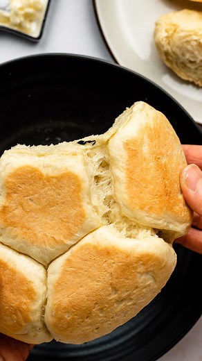 Lisa Kitahara on Instagram: "Rice cookers aren’t just for rice, friends. Introducing Rice Cooker Bread! 🍞 Super soft and fluffy with a golden crusted exterior. The light milky sweetness reminds me of Japanese shokupan bread (milk bread)!! There is nothing more comforting than the aroma of a Japanese bakery filling our kitchen 😌. ⁣ ⁣ Dorm room friendly, freezer friendly, easy to make and all you need are 5 basic pantry staple ingredients. Give your sourdough friend a break, put those baked oats