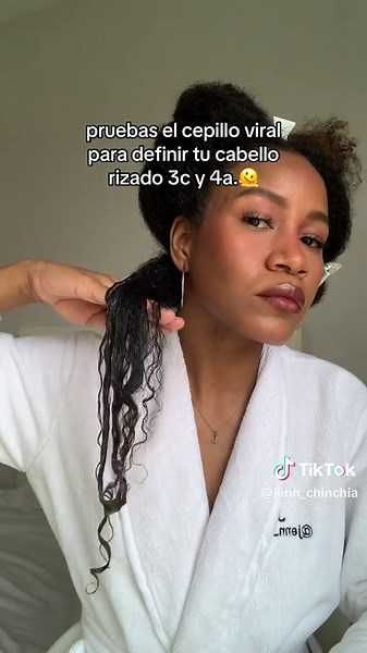 Definir mi cabello rizado fue todo un reto. 😣🫠 Pero se logro el truco para que funcione el cepillo definidor en este tipo de cabello depende mucho de la gel ya que debes combinar GEL y CREMA para peinar para mayor definición.😅✨ #curls #curlygirl #rizos #haircare #fyp #hairstyle #definicionderizos #3c #4a