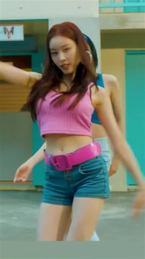 NaRin in 'UN-NORMAL' wearing a pink tank top 🩷 | Queenz Eye #shorts #kpop #narin #queenzeye #NaRin