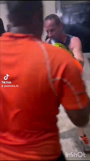 🔴 LE CIRCUIT CARDIO BOXING , sous forme de parcours d’exercices variés, est idéal pour découvrir l’univers boxe et son énergie communicative ! 🔴 LES AVANTAGES DE CETTE SÉANCE ? 1️⃣ - LA MOTIVATION : L’esprit du combattant combiné à la variété des exercices proposés vous donne l'énergie nécessaire pour garder une motivation intacte du début à la fin du cours. Laissez vous guider et ne lâchez rien ! 2️⃣ - PERTE DE POIDS L'enchaînement d'exercices soutenus et variés sollicite votre organisme pour