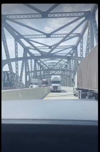 From American Truckers on X WRONG WAY TRUCK DRIVER REMOVED AT GUN POINT - 🚨RAJ TRANSPORT 🚨 Police Arrest Man Driving Wrong Way on I-55 Bridge Tuesday - NEA Report WEST MEMPHIS, Ark. — Raleigh May Cupples was driving across the I-55 bridge Tuesday when the vehicle in front of her changed lanes – and she saw a semi-truck driving in her direction. “The big truck gets over in the right lane, and that’s when I see that truck,” Raleigh said. “My first thought was, is this a truck hooked up to anothe