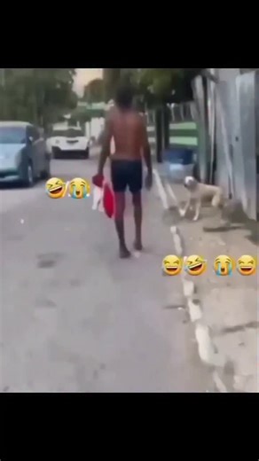 𝔸 𝕌 ℝ 𝔸 on Instagram: "2001년 개봉한 영화 “A Beautiful Mind”는 단순히 천재 수학자의 삶을 다룬 작품이 아니라, 인간이 내면의 혼란 속에서도 어떻게 사랑과 신뢰로 자신을 되찾아가는지를 보여주는 깊은 이야기입니다. 화려한 계산 장면보다 존 내쉬가 마음속 그림자를 이겨내려는 순간들이 훨씬 더 오래 기억에 남죠. 특히 그가 현실과 환상 사이에서 흔들리면서도 끝까지 아내를 향한 마음을 놓지 않는 모습은 묘하게 가슴을 저릿하게 만듭니다. 이 영화에서 감정을 완성시키는 요소는 바로 잔잔한 피아노 선율과 차분한 배경음악입니다. 처음에는 조용히 스며들지만, 어느 순간 관객도 모르게 내쉬의 감정에 같이 잠기게 되죠. 후반부, 아내가 내쉬의 손을 잡아주던 장면에서는 음악과 화면이 자연스럽게 겹쳐지면서 눈시울이 뜨거워지는 경험을 하게 됩니다. 많은 이들이 “이 장면만 떠올려도 이상하게 마음이 찡하다”고 말하는 이유도 그 때문일 겁니다. 이 영화가 여러 상을 휩쓴