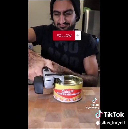 Surströmming - The stinkiest fish in the world 🌎😱😹 #sustrommingchallenge #sustromming #fish #stink #stinky #food #sweden #foodtok