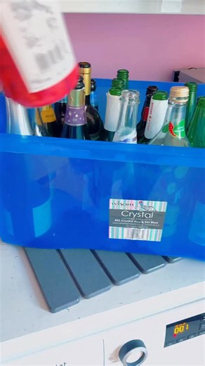 3 days. A full house. It’s reset time 🧹✨ Not a deep clean just a mini refresh to get things feeling human again 🙌 I manage to keep guests to a few rooms which leaves a clean clear space for relaxing when they have gone. Saving the big clean for Sunday when I’ve got more time. ✔️ Clutter away ✔️ Bins emptied ✔️ Floors refreshed ✔️ Surfaces wiped Instantly feels brighter, fresher, calmer 💗 Who else loves a little reset before the next busy day? #reset #christmascleanup #twixmas #queenofclean | 