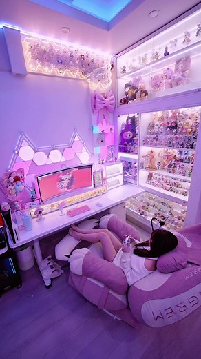 In love with my setup, and even more in love with pink 🌸🎀 #gamingroom #gamingsetup #pinksetup #desksetup