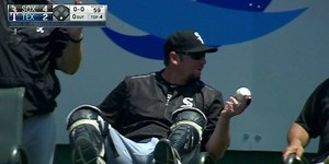White Sox bullpen catcher raises the bar with effortless barehanded home run catch