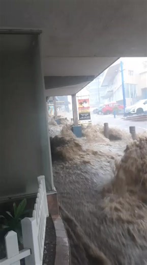 Juanita sent us this video of flooding in Margate, KZN this afternoon (21 December 2025). Someone mentioned that 150mm of rain fell in three hours. Whatsapp photos/videos to 0812518029. See https://snowreport.co.za for weather forecasts. | Snow Report SA