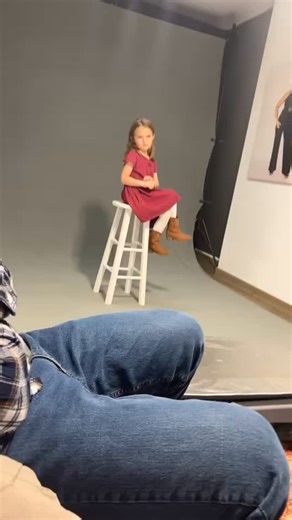 Ana came into the studio and told me she had her OWN poses. So we had to roll with it and let that superstar shine 🤩🌟 #supermodel #kidsphotoshoot #diva #confidence #girlsrule | Becky Nichols Portrait
