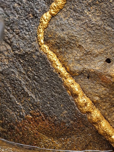 Satisfying Gold Vein Extraction from Rock Revealed!