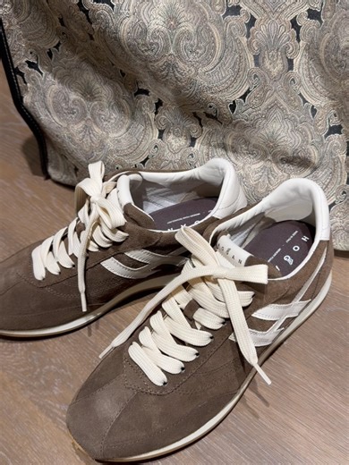 Liling Liao//rirei ryo on Instagram: ". . @hoganbrand ホーガンアスレチック。 . 何かと大活躍するブラウンスエード🤎 シューレース変えたらシックにも履けるし🤎🤎 5.6cmヒールあるから、ちょっとだけ盛れる😆 . 今週暖かいけど、来週また寒くなるみたいやから、 ベージュのロングコートと合わせようかな♪ . #hoganbrand #pr"