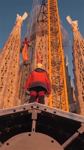 MODERN ARCHITECT on Instagram: "The Sagrada Família’s Tower of Jesus Christ The construction of the Tower of Jesus Christ reaches a monumental milestone with the placement of the fourth horizontal arm. This structural feat brings the central tower closer to its final form, embodying the intricate geometry envisioned by Gaudí. The precision involved in lifting these massive components highlights the seamless blend of heritage and modern engineering. 🏗️ The final piece of this architectural puzzl