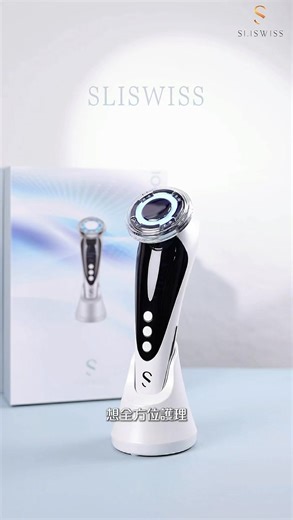 Sliswiss限量優惠‼️錯過等一年‼️#冷熱全方位美容儀 $4XX🔥買機送GEL‼️🔥限量發售🔥✨水光肌＋V面效果✨一機多效，真正做到 N in 1全方位護膚 打造「光澤、彈力、飽滿」嘅理想肌膚💕 網站👉🏻 https://beautydechk.com/collections/sliswiss-beauty-device-set-offer 限量送出 ‼️買機即送一罐HIFU GEL 150G‼️ 呢罐GEL真係 打底神器＋妝前救星 ，用完妝貼＋面緊＋水光感爆燈！ 💖功效全面！緊緻提拉輪廓✨撫平皺紋✨活膚美肌✨袪水抗腫✨收細毛孔 日日敷激活膠原再生，修復老化，飽滿結實😍😍就好似自帶HIFU功效！唔使做醫美都可以有V面＋嫩肌效果💕 #Sliswiss全方位護理美容儀 ✅功能全面爆水＋緊緻： ✔ 深層清潔毛孔 ✔ 快速減淡色素 ✔ 極速收細毛孔 ✔ 極級連續補水 ✔ 激活膠原蛋白，緊致提升肌膚彈性 ✔ LED雙效彩光護理（紅光淡紋＋藍光收毛孔） 💡一部機5個模式Allin One ： 💎 Clean 清潔模式 ：深層清潔模式＋帶走毛孔污垢同殘妝 膠原再生＋淡化