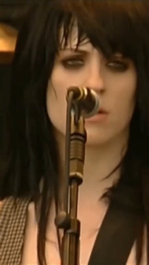 The Distillers - The Hunger (Live at Reading Festival 2004) #distillers #reading #90s #rock | Seattle Sound 90's