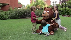 Empezando a hablar. Canciones para bebés ¡Aprender a hablar puede ser muy divertido! Estas canciones creadas por fonoaudiólogas ayudan en el desarrollo del habla y del vocabulario. La interacción de niños/bebés con adultos es muy importante para favorecer la comunicación verbal. ¡Ven, canta con tu hijo o hija! Con estos simples juegos y ejercicios conseguirás excelentes resultados. En este video podrás encontrar: Soñando La granja de mis abuelos Osos perezoso Canta a e i o u El remolón Yo junto 