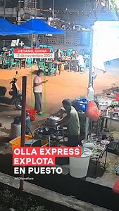 Una olla a presión explotó repentinamente y casi golpeó la cara de un cocinero que preparaba comida en un wok en un puesto callejero, sin que se reportaran heridos. La explosión fue captada por una cámara de circuito cerrado en Jieyang, en la provincia de Cantón, en China, la noche del domingo 3 de noviembre. Se desconoce la causa de la explosión. Video AP | NMás