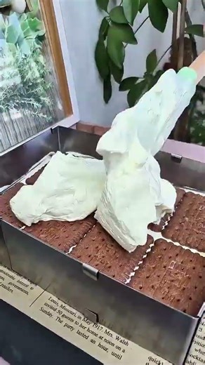 This cake is literally as easy as it looks 🍰 #tiktokfood #cakerecipe #easybaking #desserttok