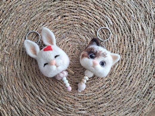 Handmade Wool Felt Animal Keychain – Bunny & Cat Keyring Gifts Figure Keychain - Etsy