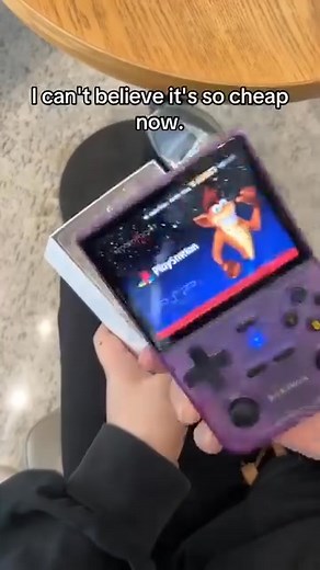 🌟 Massive games, play without obstacles: built-in 32G memory card, support more than 11 kinds of simulators, easily play more than 10,000 classic games. From Super Mario's wonderful adventure, to Contra's bloody level, to Tetris's fun puzzles, all kinds of games are available. Whether you are an action game enthusiast or a strategy game fan, you can find your own game world here. 🎮 High-definition screen, immersive experience: equipped with a 3.5-inch IPS screen, bright colors, clear picture q