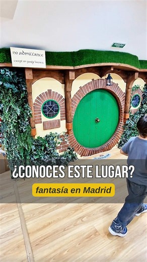 📚 Una librería que es un auténtico planazo (tengas peques… o no 😍) 🏰 Nada más entrar ya sabes que no es una librería cualquiera. Es enorme, espectacular y tiene rincones que hacen volar la imaginación. 🦸‍♂️ Su catálogo es una locura: cómics para todas las edades, zona de superhéroes, mangas, universo Star Wars, juegos… de esos sitios en los que entras “un ratito” y sales una hora después. 🏆 Y ojo al dato: hace unos años fue elegida la mejor tienda de cómics del mundo. Casi nada. ⏰ Horarios 