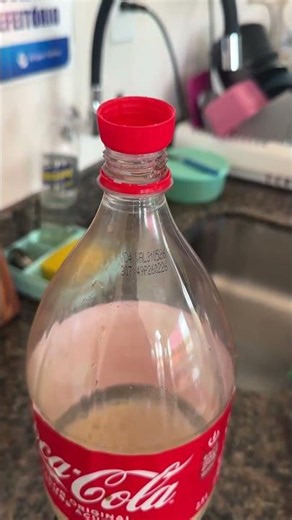 Jovem viraliza com experimento usando garrafa de Coca-Cola! 😮🤯