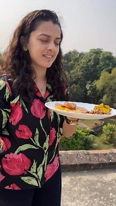 First proper breakfast in Bihar had to be documented. Featuring Kala Chana, which thrums through Bihari recipes whether in the form of Sattu, Ghugni or in its tender green form as a seasonal delicacy and even in pickles (a first!) aloo bhujia & pumpkin tempered simply which paanch-phoron. Nikmki- not the fried snack, but an aged lime pickle preserved just with salt. The produce here tastes SO good. I thought it was just me, but spoke to a doctor friend from Mumbai last evening who had attended a