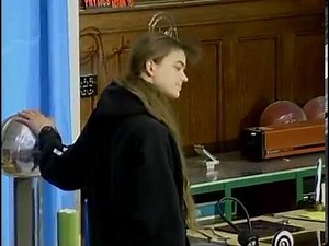 Physics Demonstrations by Sprott, Chapter 4, Electricity, 4.2 Van de Graaff Generator