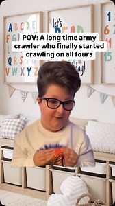 Is your baby an army crawler!???? ✅ Army crawling is actually a typical part of development- lots of babies squirm forwards on their bellies before pushing up and moving on all fours. 👀But some army crawlers get so fast on their bellies and don’t progress onto the next level. 👎💪 We may think they’re super strong and just so efficient this way, but in reality, persistent army crawlers lack the strength in their shoulders, core and hips to get up into quadruped. 🤯 When we help them strengthen 