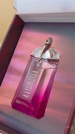 Steven Jang on Instagram: "#GiftedbyMuglerFragrances New Launch!!! Not your classic Alien 👽 Alien Pulp takes the iconic Mugler aura and turns up the brightness with juicy fruits, luminous florals, and a warm addictive base. It feels vibrant and playful, yet still bold and unmistakably otherworldly. A fresh twist that lingers on the skin and makes a statement without trying too hard. Notes 🍋 Top: Raspberry, Lemon peel 🍊 Heart: Jasmine sambac, Orange blossom 🍦 Base: Cashmeran, Vanilla, White m