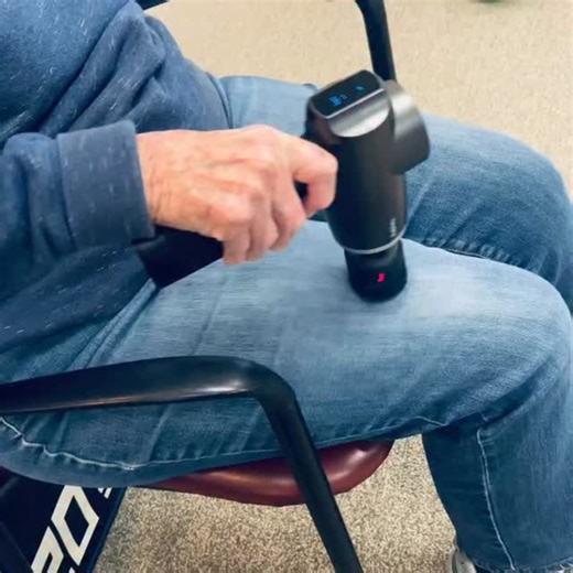 Why This Heated Massage Gun Helps After Knee Replacement 👇 After a total knee replacement, it’s common to feel pain and tightness not only in the knee — but up into the thigh and hip too. Here’s why that happens: 👉 After surgery your quadriceps muscles become guarded and tight 👉 Walking patterns change to protect the surgical knee 👉 Hip and thigh muscles work extra hard to compensate 👉 This leads to soreness, stiffness, and limited mobility A heated massage gun can be incredibly helpful dur