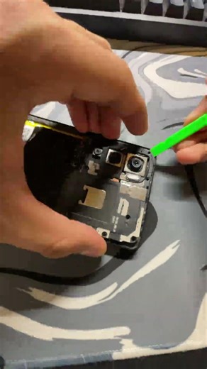 Mi mamá casi mata su celular 😭📱#reparandocelulares #tecnologia #tutorial #arreglandocelular #fail