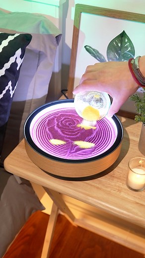 Ocean dreams in shimmering waves ✨🎐 The Oasis Mini captures a jellyfish's ethereal dance, each tentacle flowing through glittering sand like stardust in the deep. Where marine magic meets meditative art. Float away with each mesmerizing movement as nature's most graceful creature comes to life.#kineticart #kineticsand #jellyfish #oceanart #oasismini #sandart #mindfulness #relaxation #marinelife #meditation #desktopzen #glitterart | Grounded Labs