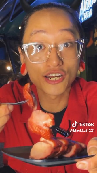 Review Bia Halloween và Kẹo: Màn Nhảy Ma Mị Trên Liền Kề