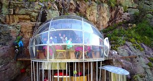 1.9K views · 14 reactions | Last van hoogtevrees? Deze skylodges in Cusco, Peru hangen hoog boven de grond! | Reisbureau Reisgraag.nl | Facebook