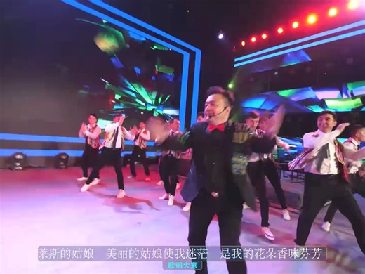 一首新疆著名歌手Adiljan Mamitimin演唱的歌曲《穿艾德莱斯的姑娘》Atlas Koyak Kaygan Kiz