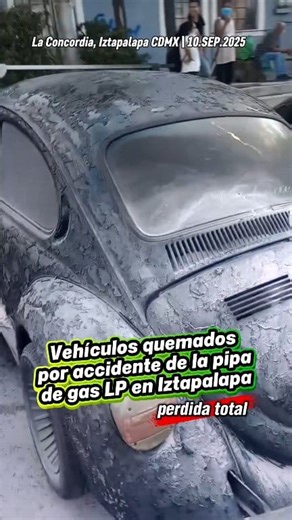 #PerdidaTotal | 🚨 Vehículos quemados alcanzados por el incendio de la pipa de Iztapalapa Una fuerte explosión registrada este miércoles 10 de septiembre de 2025, por la volcadura de una pipa de gas en el Puente de la Concordia, Iztapalapa, dejó considerables pérdidas materiales. El accidente ocurrió alrededor de las 14:20 horas, cuando la unidad de la empresa Transportadora Silza, perteneciente al Grupo Tomza, que transportaba aproximadamente 49,500 litros de gas LP, volcó y provocó una fuga qu