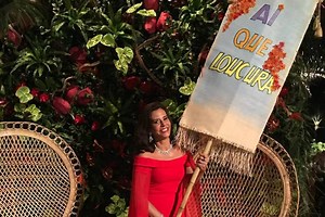 'Ai que loucura': Narcisa Tamborindeguy leva placa com seu bordão no casamento da filha