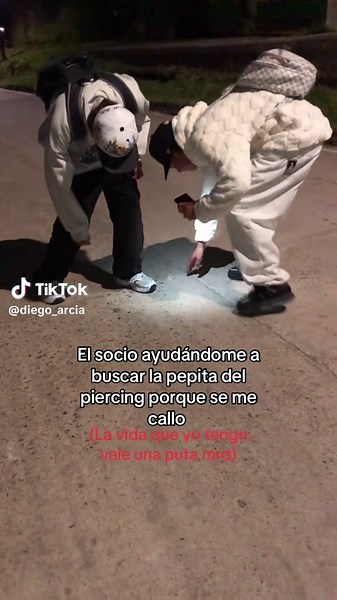 Buscando la pepita del piercing con amigos