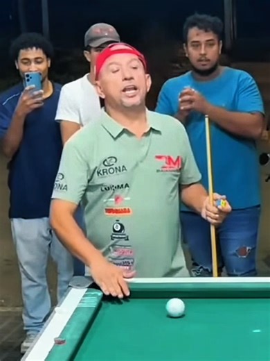 o baianinho mandou o Fábio pôr a mão no coração que ele iria fazer uma bruxaria. vejam. CREDITOS: CANAL BAIANINHO DE MAUÁ. #sinucatododia #sinuquinha #bilhar