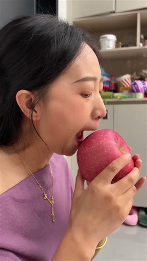 Heartwarming! Boxing gloves used to feed mom! #viral #gadgests #creative