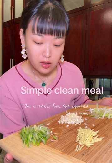 One of my favorite methods of cooking is steaming food. It is so much healthier and easy to do. It is probably one of my favorite dishes. All you need to do is steam in the bamboo basket for 12 minutes. Everything comes out perfectly. . #cooking #cookingfood #chinesefood #recepies #foodtiktok