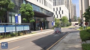 What a ride! In Changsha, central China's Hunan Province, self-driving vehicles are delivering parcels, and people are getting a kick out of this new kind of transportation | China Xinhua News