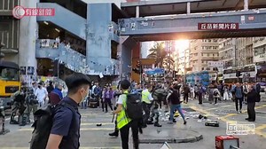 270K views · 3.5K reactions | 【雙十一】 【西灣河有人堵路　交通警開3槍實彈】 【21歲男子右腹中槍危殆　已完成手術】 西灣河港鐵站外有人堵路，警員到場開3槍實彈槍，一人右腹中槍、情況危殆，消息指，子彈割傷他的右腎及右肝。 #有線新聞 #雙十一 #西灣河 #交通警 #實彈 #開槍 #危殆 #右腎 #右肝 | 有線新聞 i-Cable News | Facebook