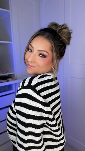 ✨Day 10/10 of Messy Buns!✨ Save and try out this easy hairstyle later!💕 Fail proof quick messy bun tutorial for the perfect updo in 15 seconds😍 Also makes for a great Valentine’s day hairstyle🥰 #messybuntutorial #hairtutorial #messybunhairstyle #hairhack #messybun #updo #hairstyle